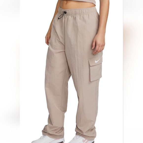 NWT Women's Nike woven cargo pants - Picture 1 of 6